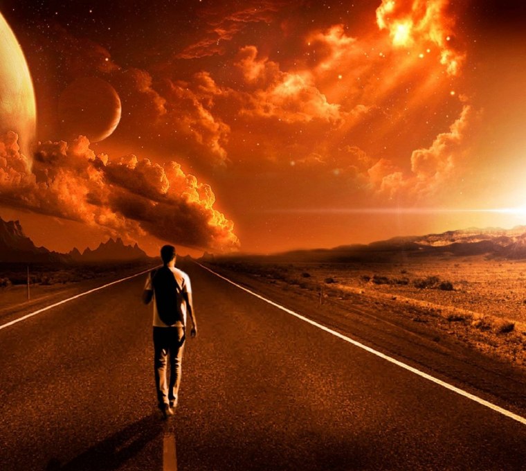 Одинокий человек на дороге