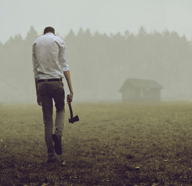 Одинокий человек на дороге