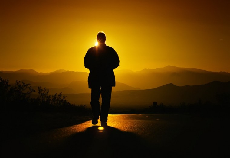 Человек уходящий в закат