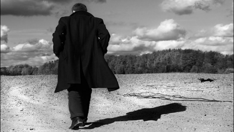 Человек идет по дороге