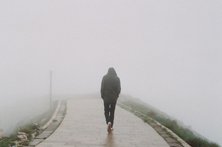 Человек на дороге арт