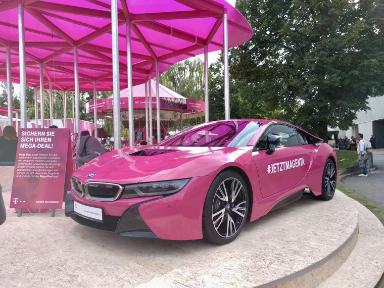 БМВ ай 8 розовая