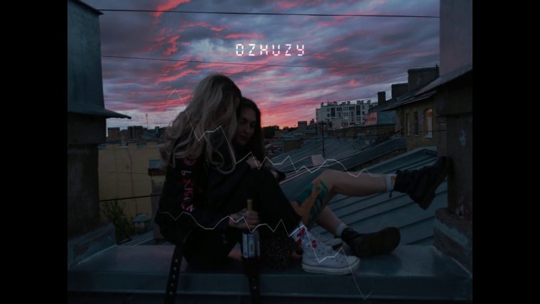 Две девочки на крыше