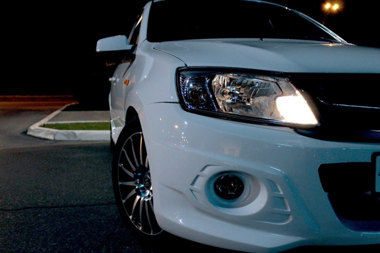 Лада Гранта белая спорт ночью