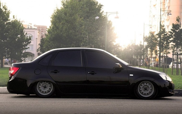 Лада Гранта черная седан заниженная