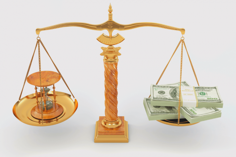 Деньги и золото на весах