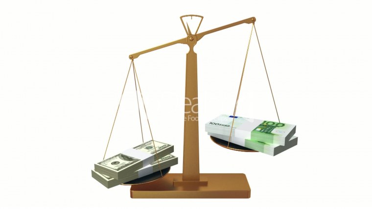Весы с деньгами