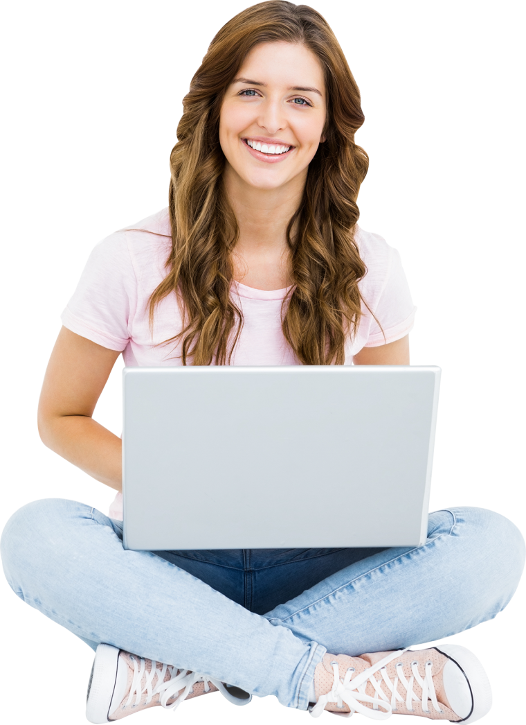 Девушка держит ноутбук