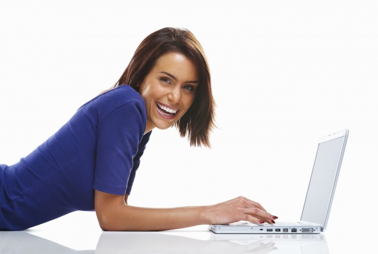 Человек за ноутбуком на белом фоне