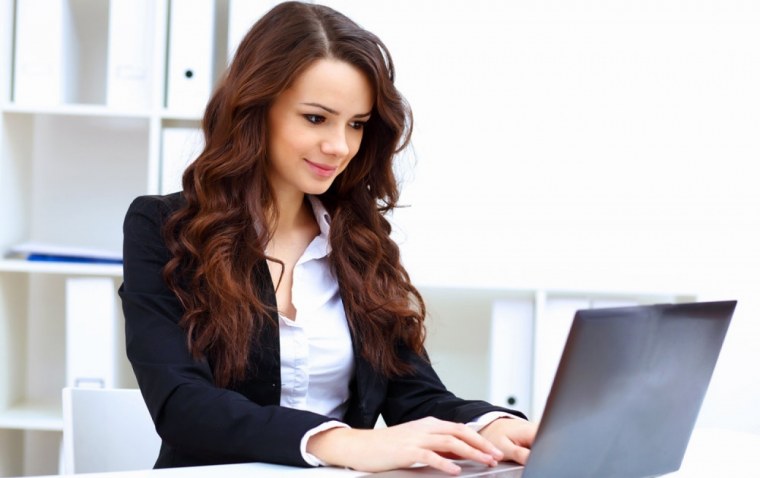 Девушка с ноутбуком