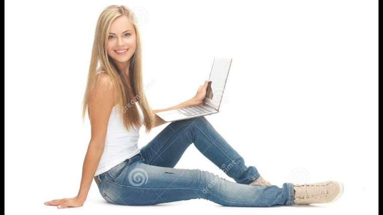 Девушка ноутбук улыбка