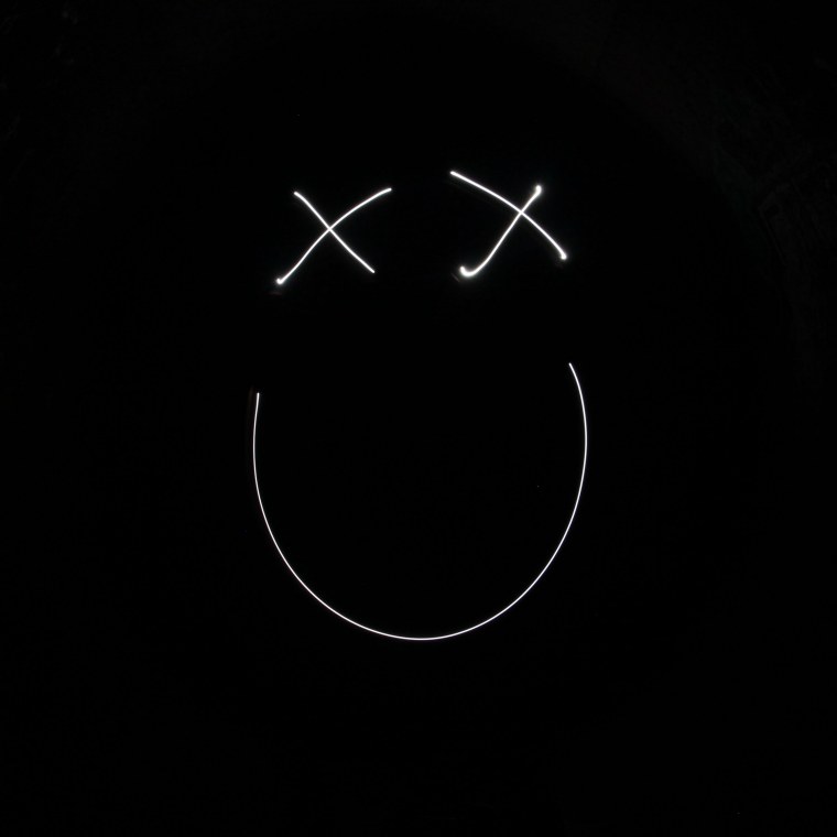 Белый смайлик на черном фоне