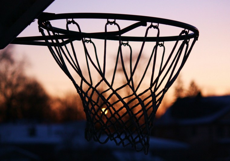 Баскетбольный мяч и кольцо