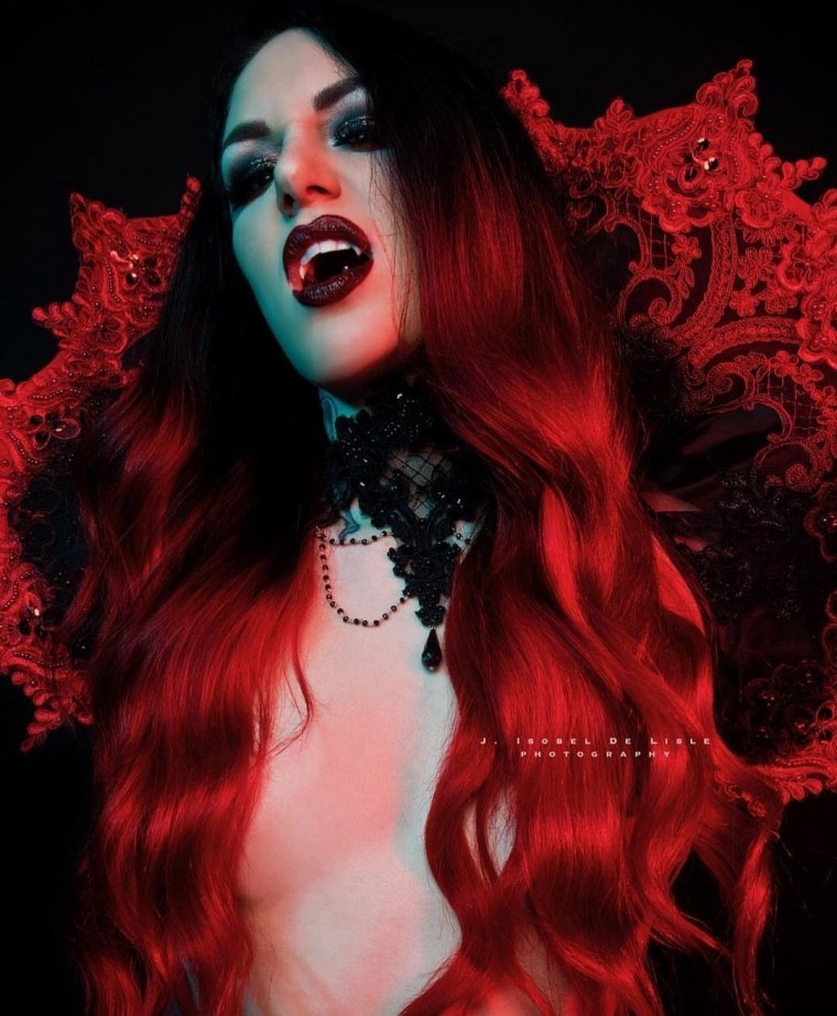 Меган Фокс вампир