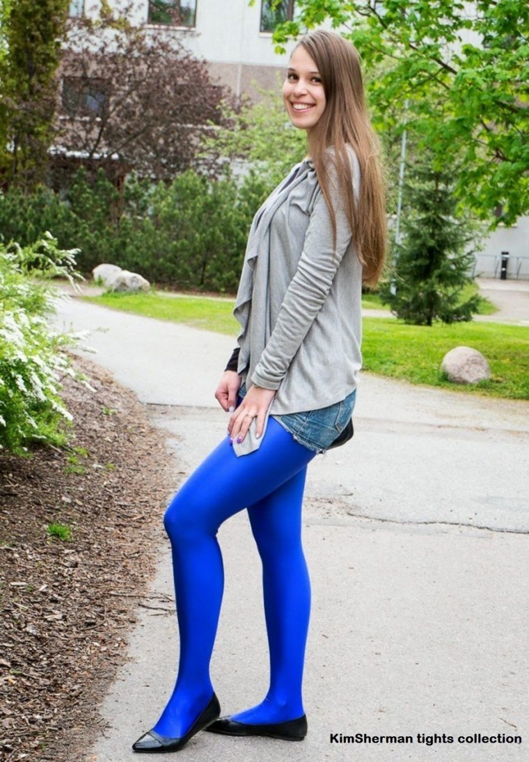 Девушки в цветных колготках