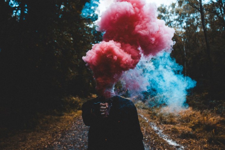 Парень с цветным дымом