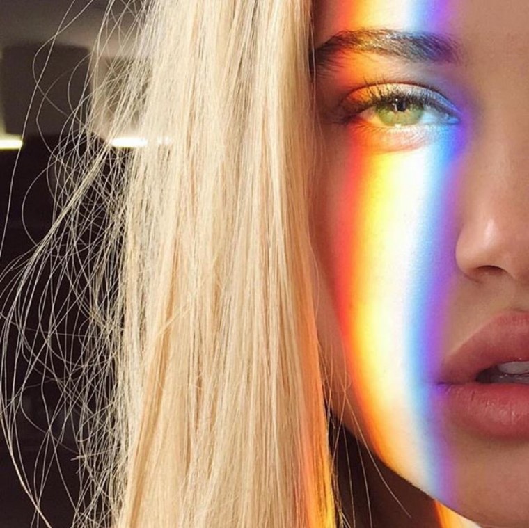 Девушка с радугой на лице