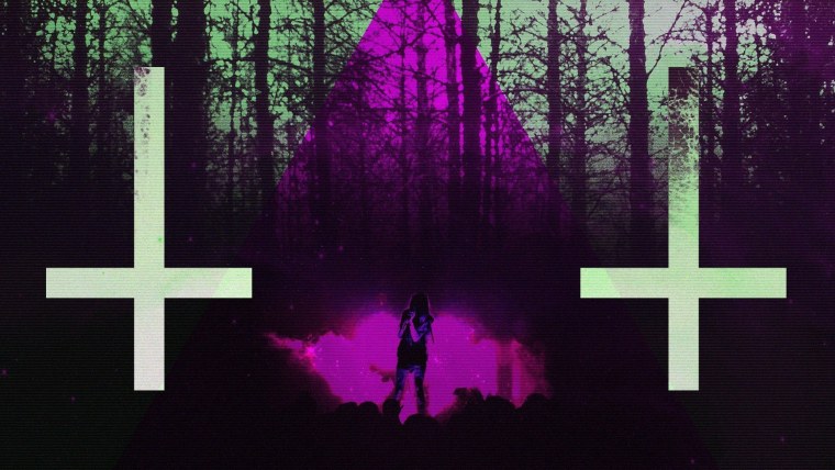 Нательный крестик в руке