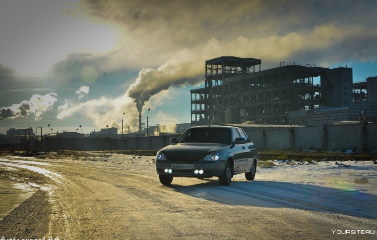 Машина на фоне завода