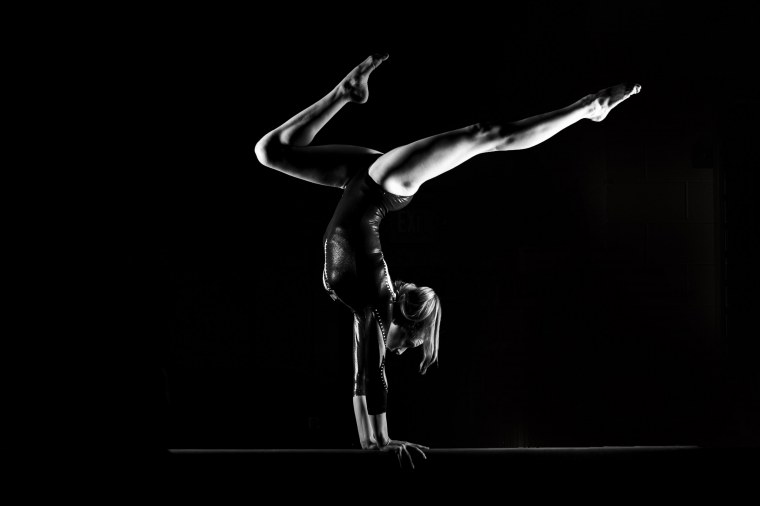 Гимнастка на черном фоне