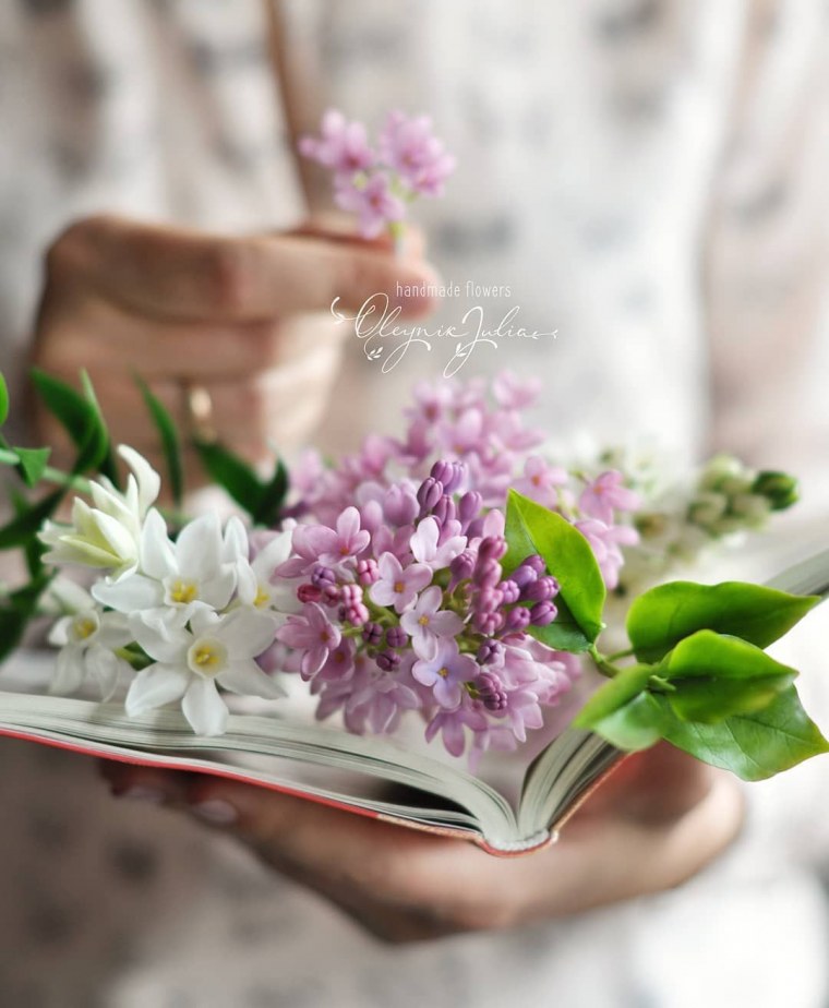 Сирень в руках