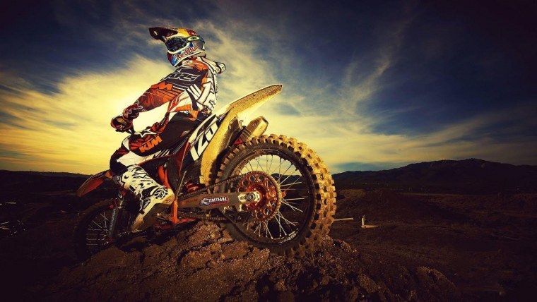 Байкер на рассвете