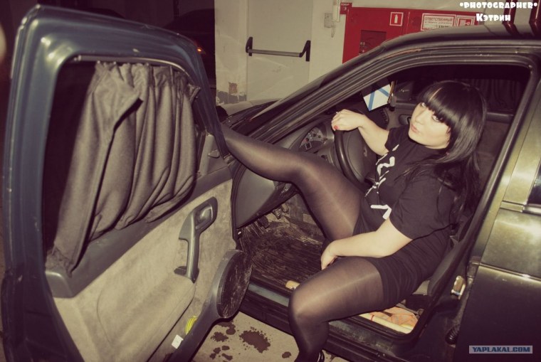 Девушка чулки автомобиль