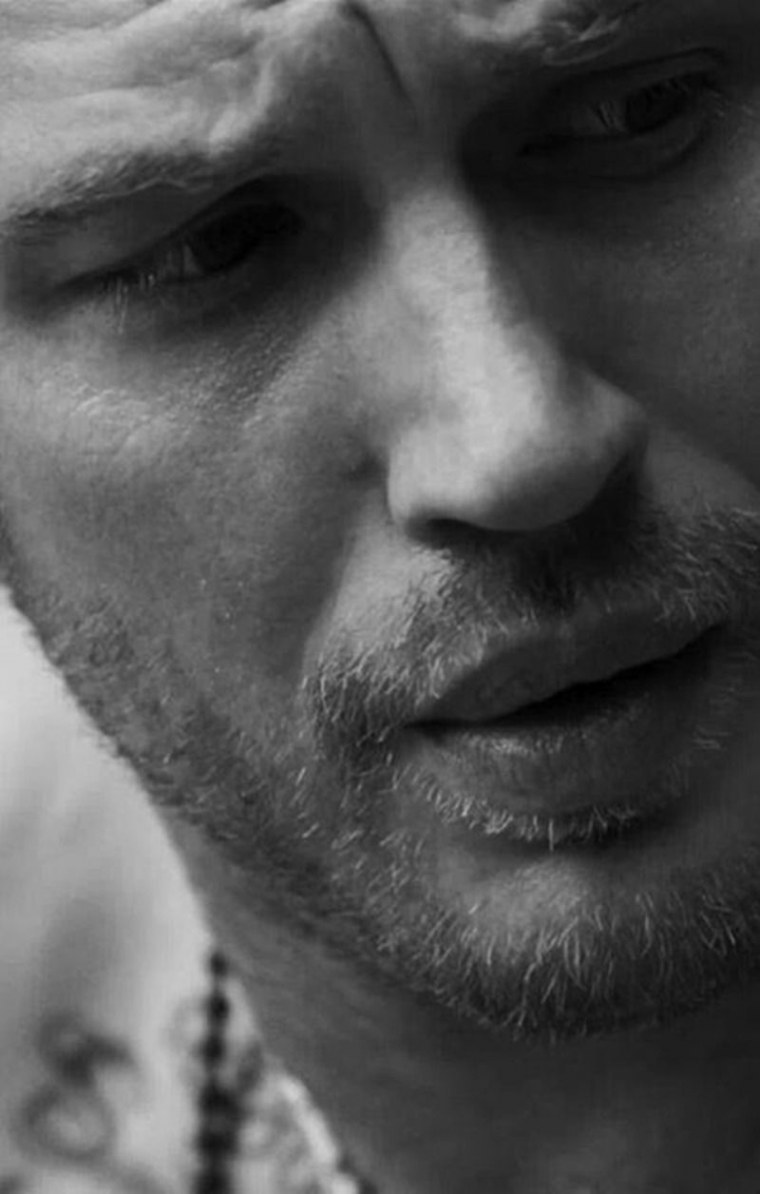 Том Харди грустный