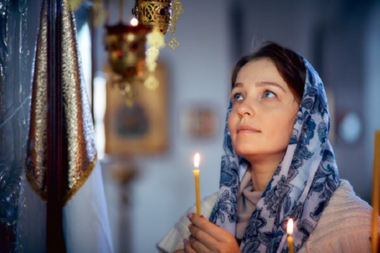 Женщина в храме