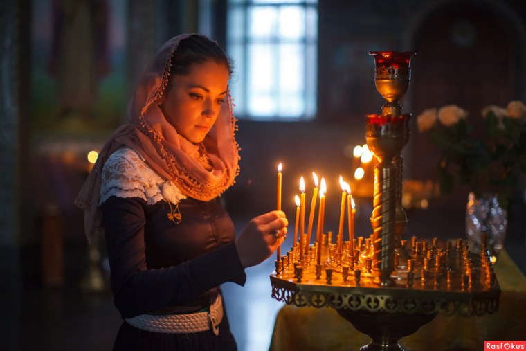 Красивая женщина в церкви