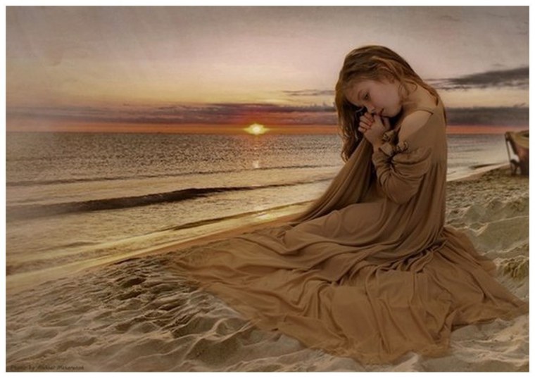 Девушка ждет на берегу моря