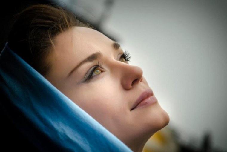 Женщина молится