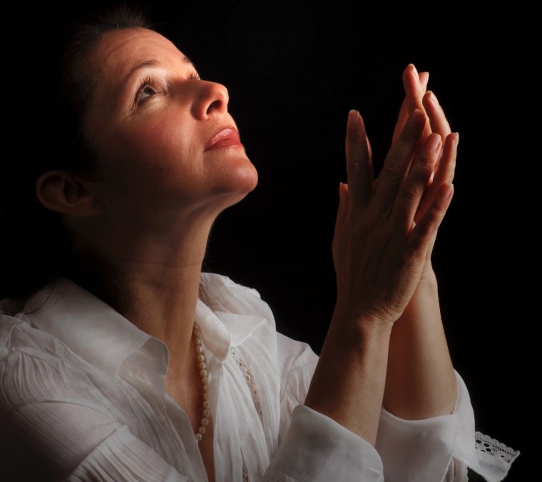 Человек молится Богу