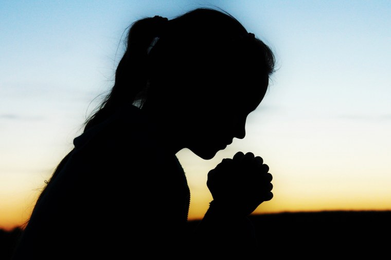 Молящаяся девушка силует