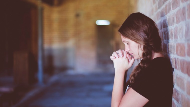 Человек в молитве фото