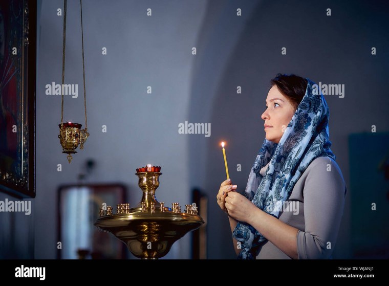 Женщина молится