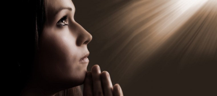 Женщина молится