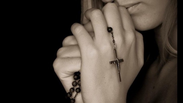 Красивая девушка молится