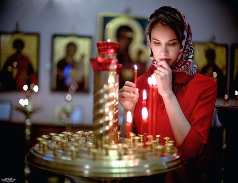 Красивая женщина в церкви