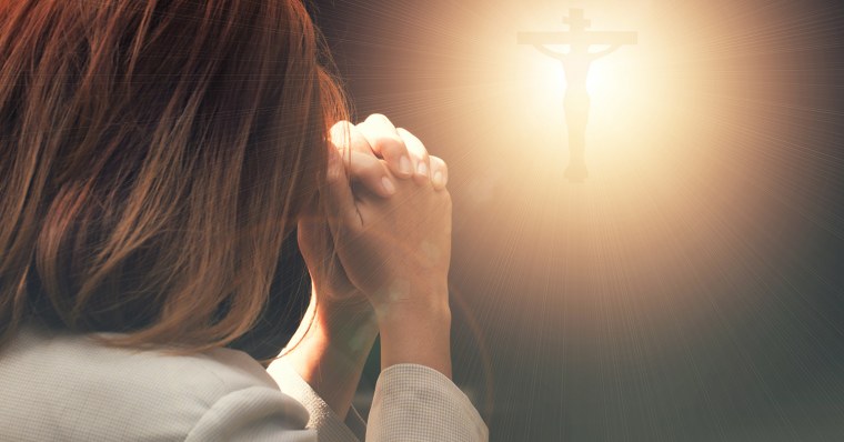 Красивая девушка молится