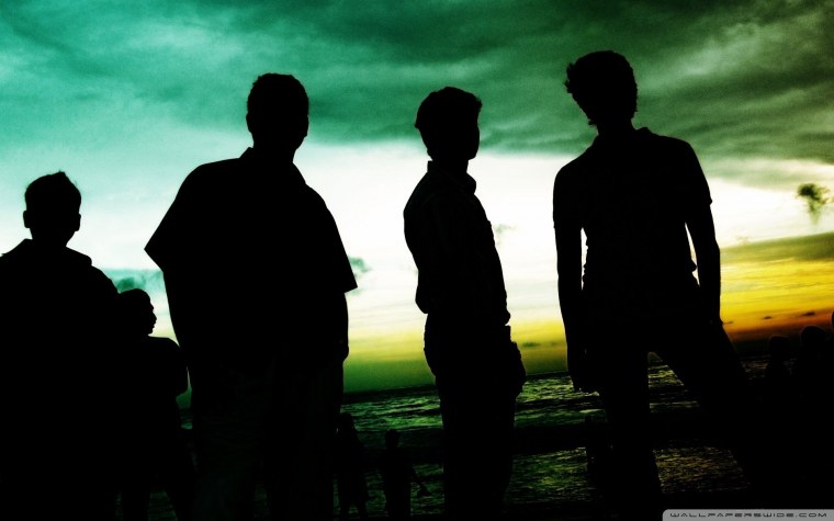 Четыре силуэта парней