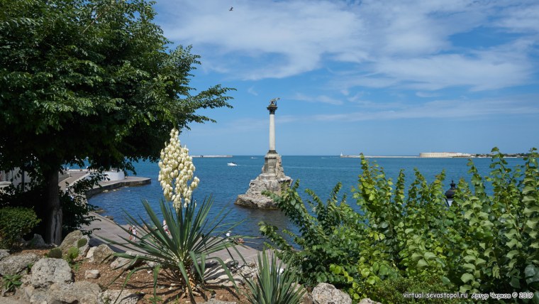 Памятник затопленным кораблям в Севастополе