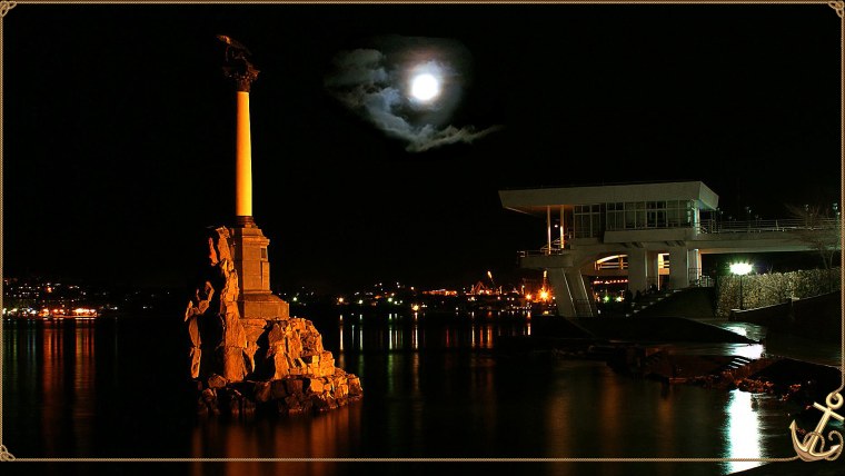 Памятник Севастополь ночь