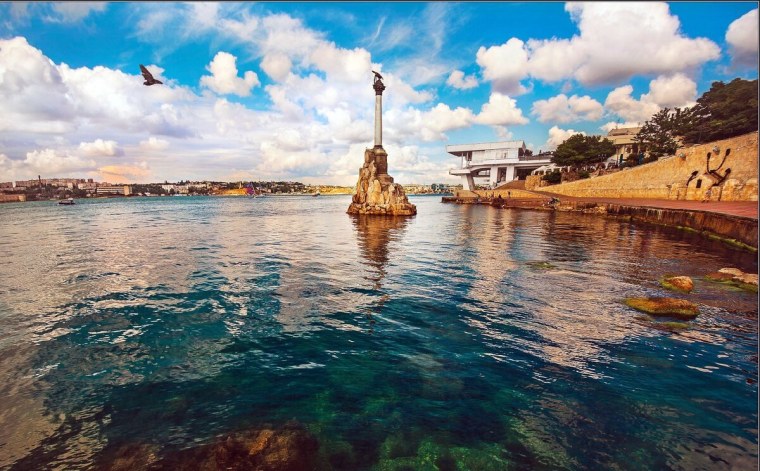 Памятник затопленным кораблям в Севастополе