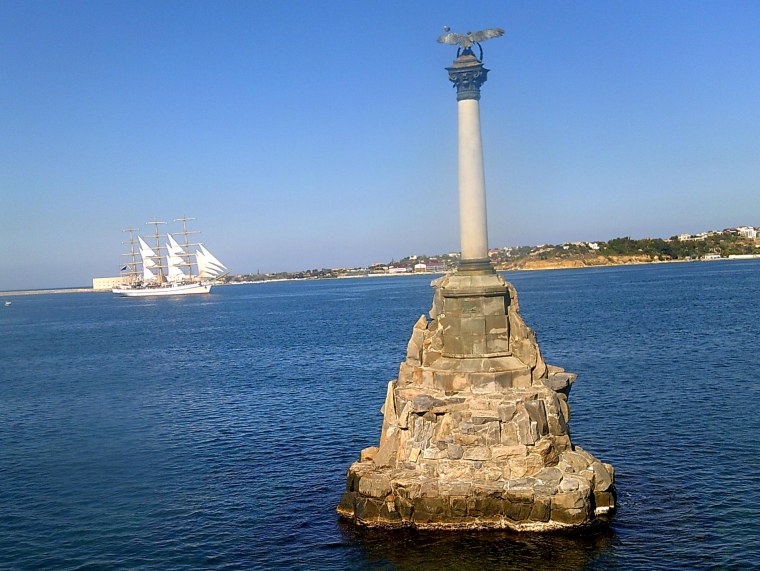 Памятник затонувшим кораблям в Севастополе