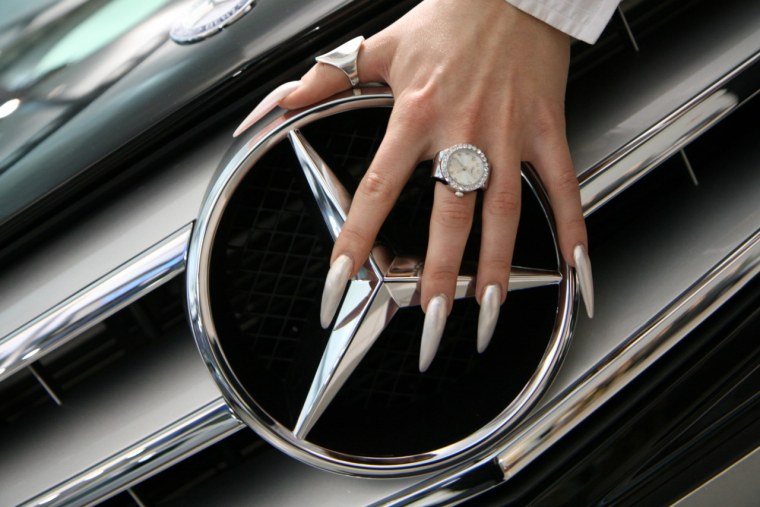 Маникюр на фоне машины