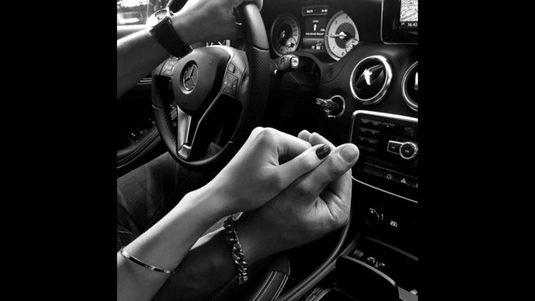 Парень с девушкой в мерседесе