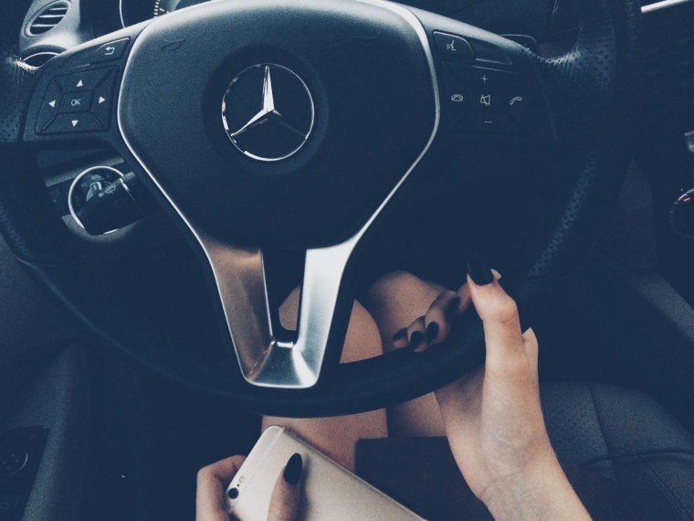 Девушка за рулем Мерседеса