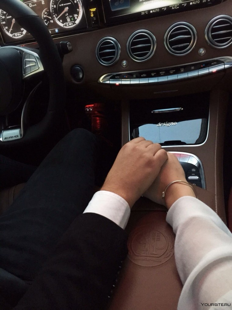 Рука в руке в машине