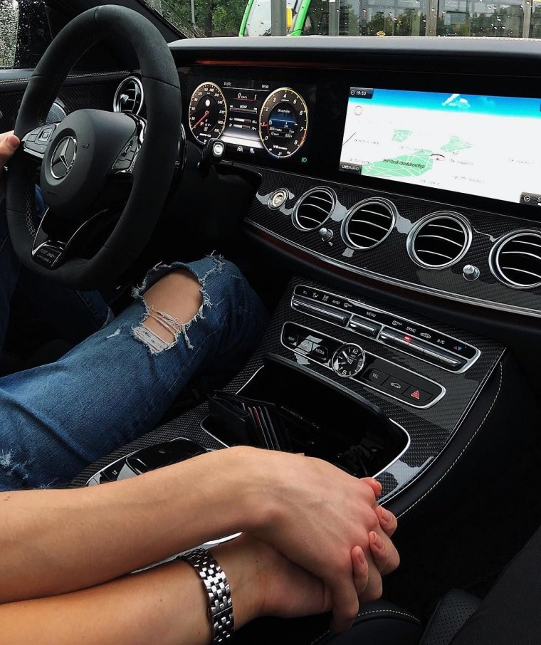 Рука мужчины и девушки в авто